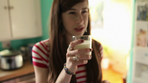 十几岁的女孩喝杯牛奶18秒视频