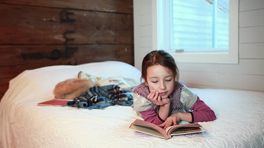 躺在床上看书的年轻女孩视频
