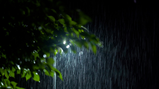 4k实拍夏日夜晚下的大暴雨雨水雨滴视频