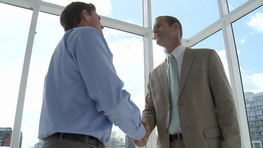 两个商人在办公室开会握手视频