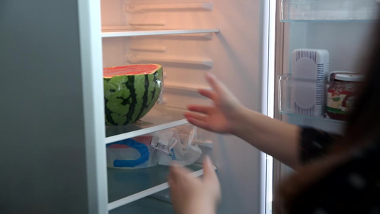 【镜头合集】切西瓜保鲜膜包裹西瓜放入冰箱视频