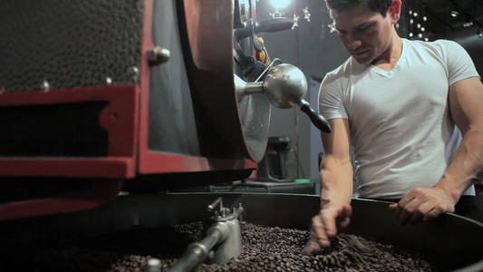 咖啡师在咖啡研磨机中研磨咖啡视频
