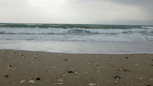 沙滩上的海景海浪视频