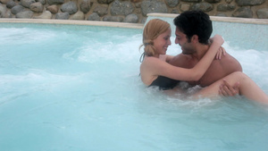 年轻夫妇在热水浴缸里接吻14秒视频