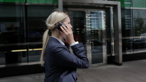 在城市街道上用手机说话的女商人7秒视频