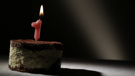 蒂拉米苏蛋糕上一根蜡烛视频