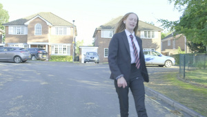 高中女孩在去学校的路上22秒视频