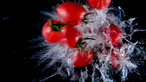 升格圣女果入水小番茄入水新鲜水果入水24秒视频