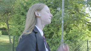 高中女生步行到学校听音乐的女学生18秒视频