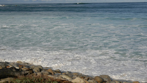 海岸边汹涌的海浪18秒视频