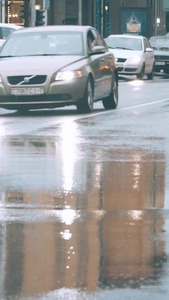 雨后湿哒哒的路面汽车车流通行城市交通视频