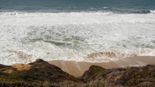 美国北加利福尼亚州蒙特雷海浪和岩石视频