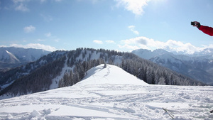 相机从左到右平移以显示滑雪者拍摄山景10秒视频