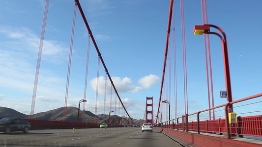 从美国旧金山金门大桥上行驶的汽车拍摄的视角视频