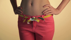 用卷尺转身测量腰围的女人27秒视频