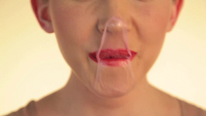 女人吹泡泡糖，泡泡破灭7秒视频