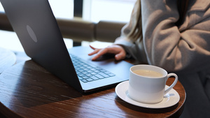 使用笔记本电脑喝咖啡的女青年14秒视频