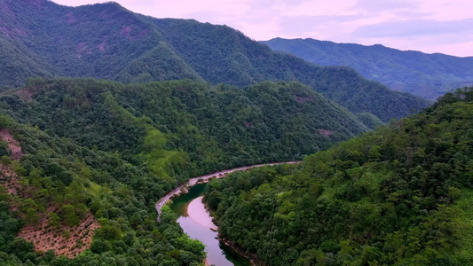 河流穿过山谷 唯美自然风景航拍视频