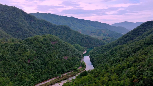 河流穿过山谷 唯美自然风景航拍视频