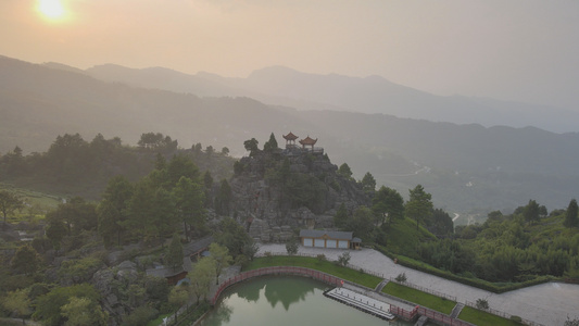 5a夕阳下的万盛石林香炉峰视频