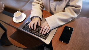 在咖啡厅喝咖啡办公的青年女性24秒视频