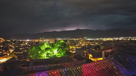 丽江古城全景灯光夜景电闪雷鸣暴雨来临前夕视频