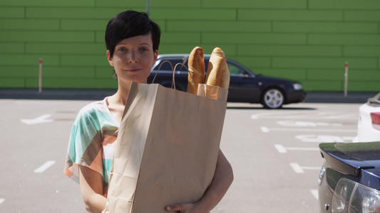 抱着面包的女性视频