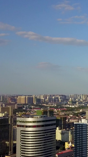 航拍秋高气爽的城市上空天际线89秒视频