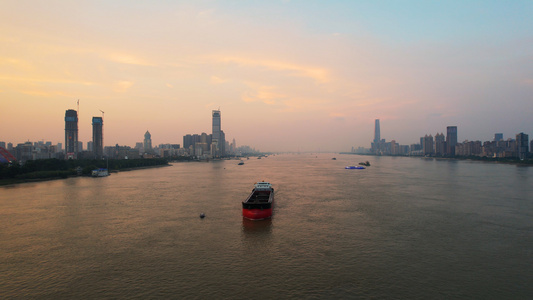 航拍城市晚霞落日天空夕阳余晖长江上物流货轮交通4k素材[走私船]视频