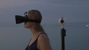 女人用虚拟眼镜和360度照相机34秒视频