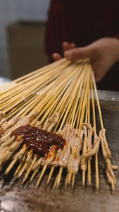 素材慢镜头升格拍摄城市街头铁板烧烤小串美食小吃制作过程视频