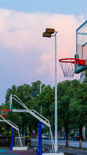 校园篮球场延时摄影篮球框14秒视频