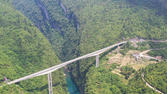 峡谷河流上的交通桥梁视频