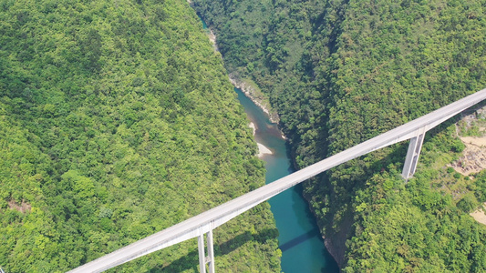 峡谷河流上的桥梁视频