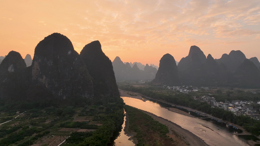 航拍桂林阳朔喀斯特地貌日落晚霞景观视频