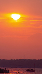 小港口的夕阳在云层后面西下延时视频夕阳无限好视频