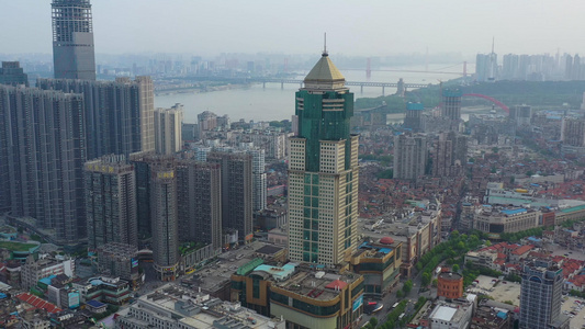 环绕航拍武汉地标平安大厦和长江风光视频