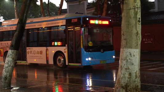 4K暴雨天气城市穿梭的公交车街景意境实拍视频