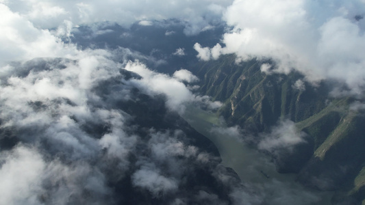 4K三峡巫峡神女峰云雾缭绕山河风光航拍视频