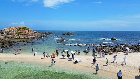 高视角航拍俯视海南三亚海棠湾蜈支洲岛玻璃海白沙滩上旅游度假的游客及沙滩躺椅视频