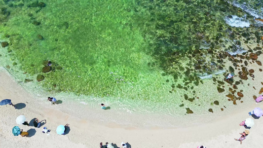 俯视海南三亚海棠湾蜈支洲岛客及沙滩躺椅视频