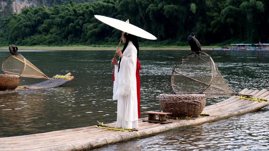 桂林山水漓江竹筏上的古风汉服美女背影视频