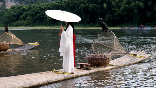 桂林山水漓江竹筏上的古风汉服美女背影视频