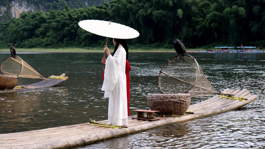 桂林山水漓江竹筏上的古风汉服美女背影视频