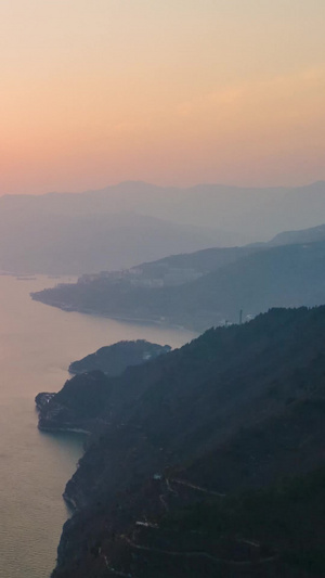 航拍延时轮船驶入夔门长江三峡夕阳落日高速摄影10秒视频