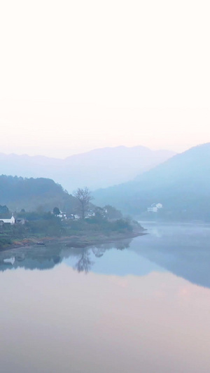 航拍晨雾中的安徽4A景区桃花潭名胜风景区视频安徽旅游78秒视频