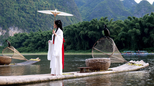 桂林山水漓江竹筏上的古风汉服美女背影视频