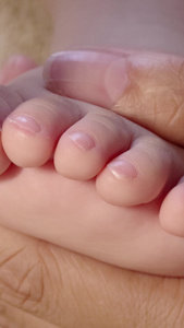 母婴呵护妈妈给宝宝剪脚趾甲实拍母婴护理视频