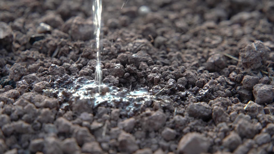 慢镜头土地滴灌浇水灌溉水流素材视频