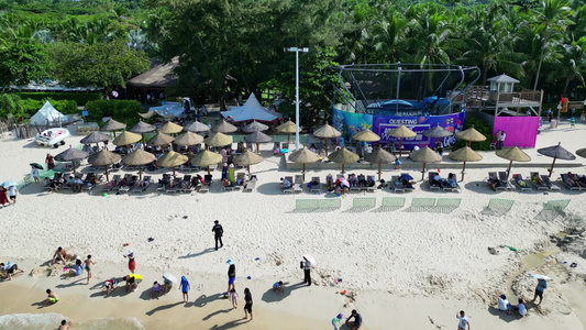 俯视海南三亚海棠湾蜈支洲岛客及沙滩躺椅视频
